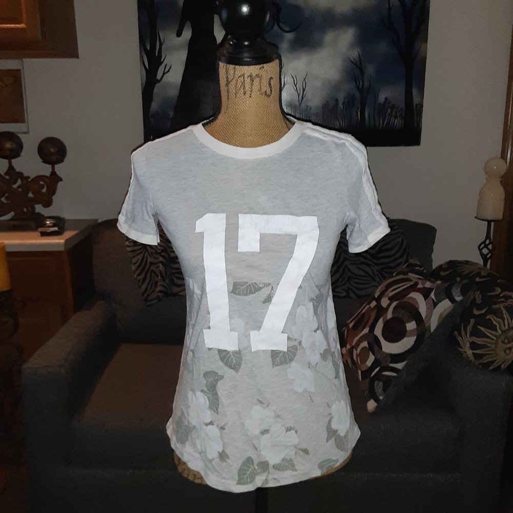 woman's short sleeve tee